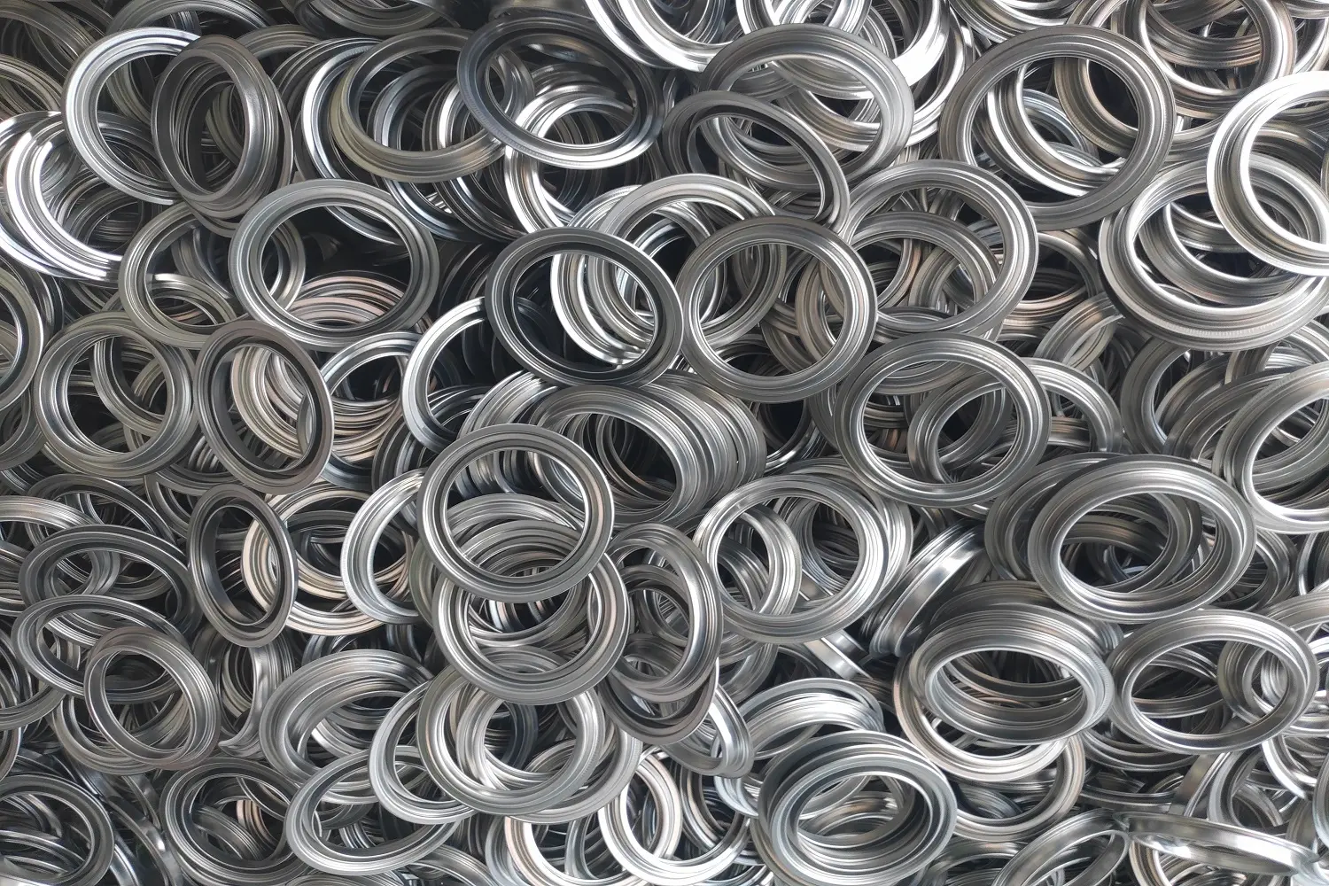 Adhesive Distribution on Can Lid